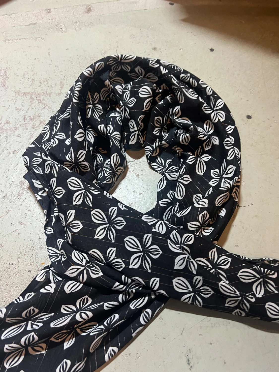 Svart blommig halsduk med vita detaljer - 1