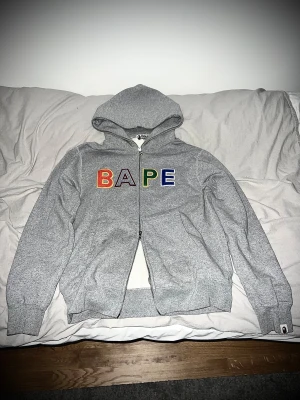 BAPE Appliqué Full Zip Hoodie Grå (RARE) - sällsynt plagg inköpt 2016 knappt använd. 4000 på StockX