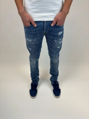 Dondup Jeans George  - Dondup Jeans George! Trendigaste jeansen på marknaden.  Ny pris= 4000 kr Säljs för= 1199 kr (Modellen har original slitningar från fabrik vilket är väldigt eftertraktat och populärt) 