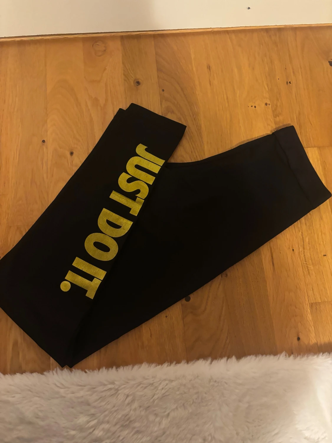 Nike svarta leggings med gul/grön text