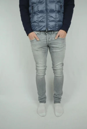 Dondup George W32 - Väldigt fint skick, modellen är 182cm lång och väger 76kg.