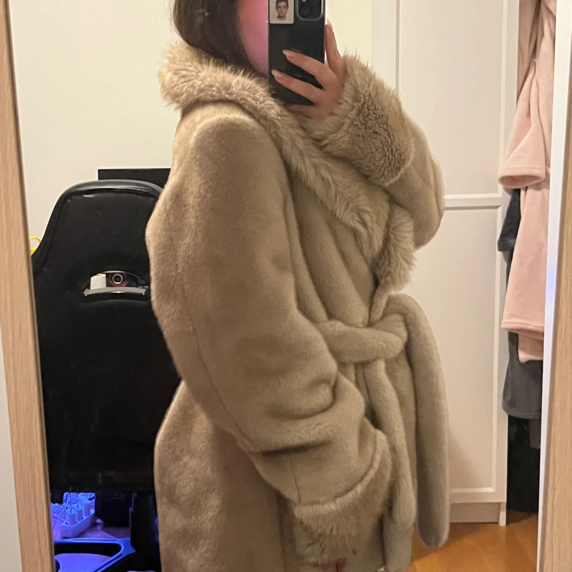Beige pälsjacka med bälte - 1
