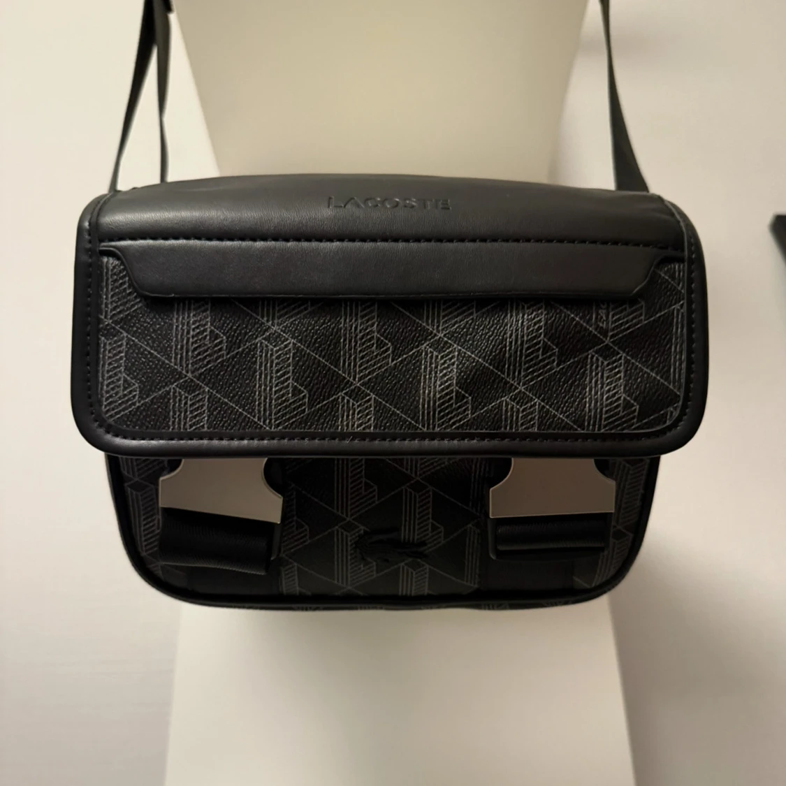 Svart axelväska från Lacoste