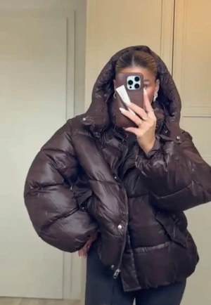 Brun pufferjacka från Bershka - Säljer en populär brun, oversized pufferjacka från Bershka. Materialet är glansigt syntet och jackan är perfekt för kalla dagar. Använt endast provade en gång, så den är helt nyskick. Eftersom den inte kommer till någon användning och jag orkar inte skicka tillbaka den, så tänkte jag kolla om nån här är inte. Jackan är alltid slutsåld på deras hemsida. 