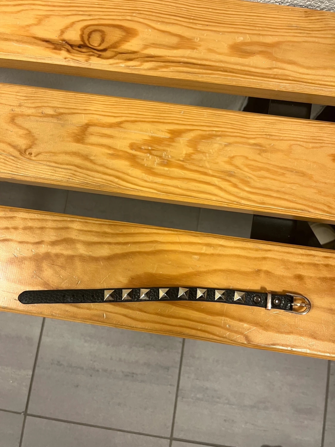 Svart valentino armband 