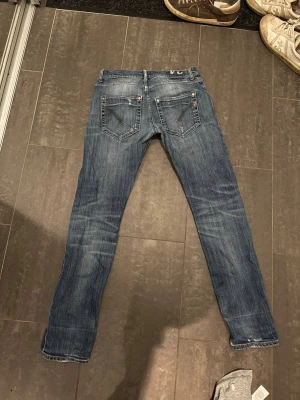 Dondup Sammy - Riktigt sköna Dondups i klassisk blå tvätt. Ganska små i storlek så passar kanske 32/33 bättre. 