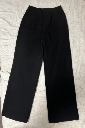 Kostymbyxor - Säjer svarta kostymbyxor i storlek XS. De är köpta från lager 157 och har bara varit använda ett fåtal gånger!