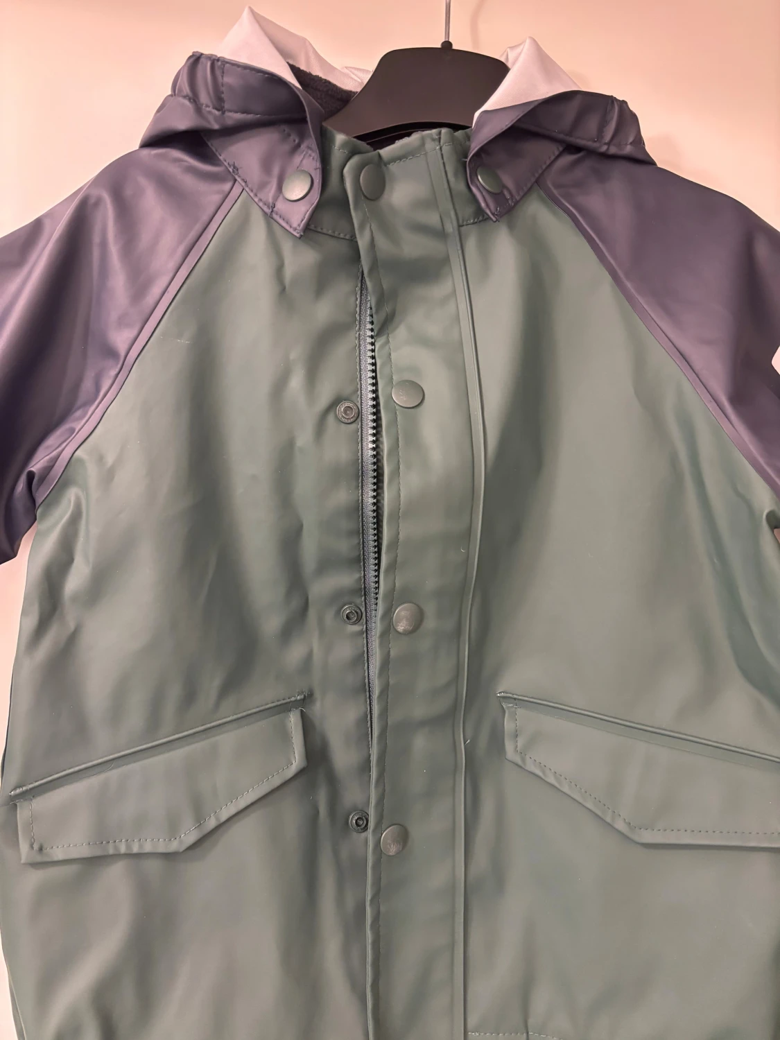 Grön och mörkblå regnjacka med huva - 1