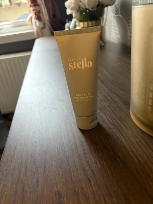 Rebecca Stella Deep Buff Peeling Mask - En stilren beige tub med Rebecca Stella Deep Buff Peeling Mask, innehåller AHA/BHA och kaolin för en fräsch och mjuk hud. Testad en gång köpt på Lyko 
