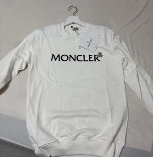 Moncler tröja  - Tröjan är Oanvänd och står i garderoben utan någon nytta.  Skriv vid funderingar :)