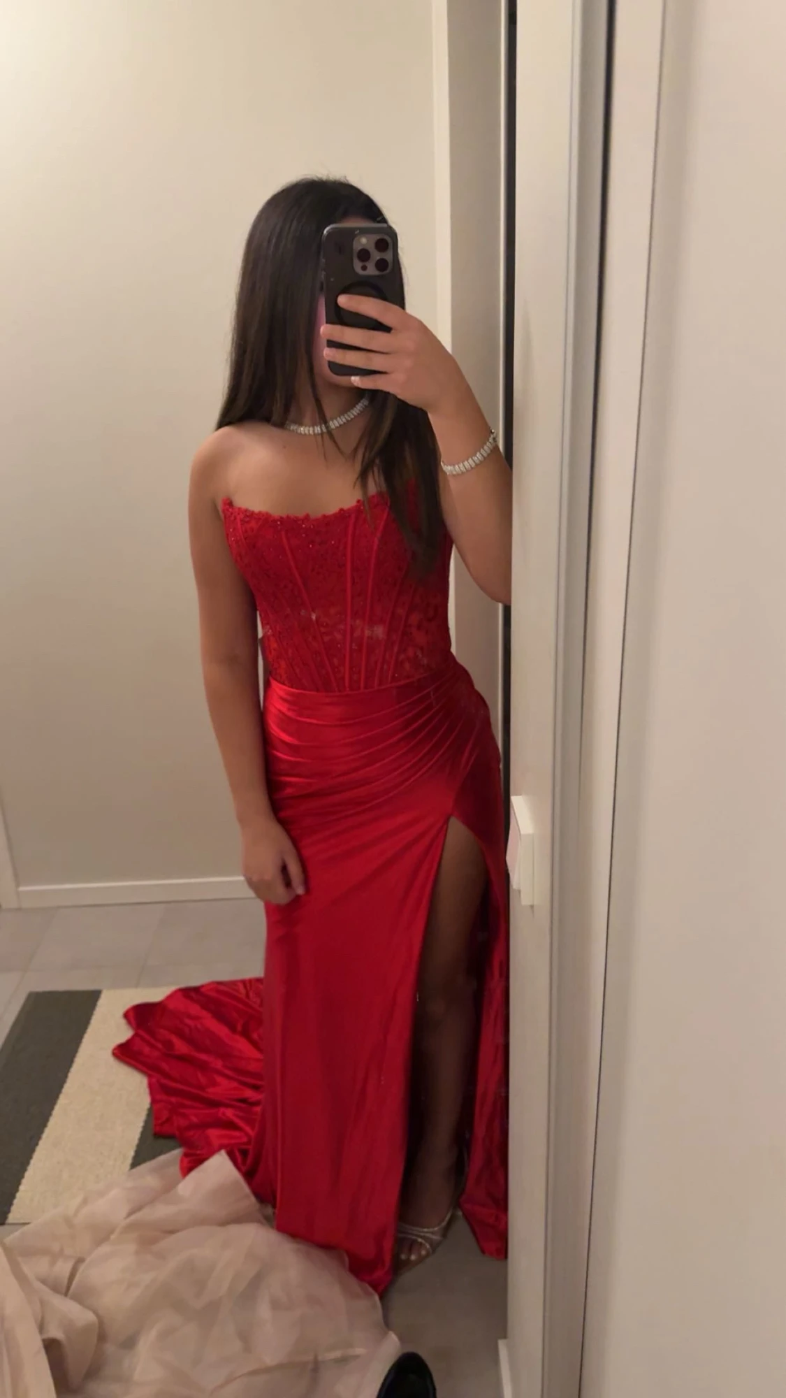 Röd långklänning med spets och slits