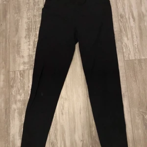 Svarta leggings, storlek M - Säljer ett par svarta leggings från Body i storlek M. De är gjorda i ett stretchigt syntetmaterial som sitter tight och bekvämt. Perfekta för träning eller chill. 💞