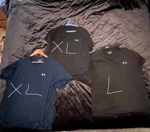 Under Armour  - Säljer 3 st under armour träningströjor. 2 st i storlek XL och en i L. Styckpriss 60kr och paketpris 150kr. 