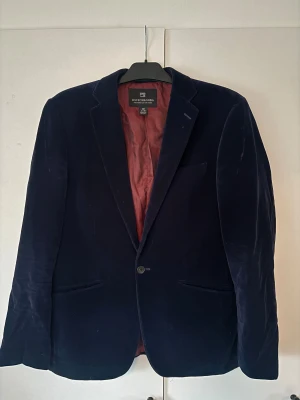Scotch Soda - Blå glänsande sammet Scotch Soda i storlek 50. Urläcker unik populär kavaj som passar till allt och sitter grymt! Väldigt fint skick!