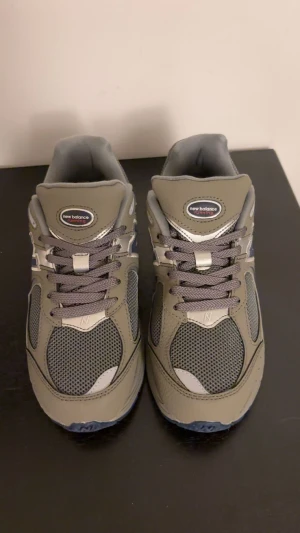 Grå/grön New Balance 2002R sneakers - Säljer ett par grå/gröna New Balance 2002R sneakers. Pris kan diskuteras!