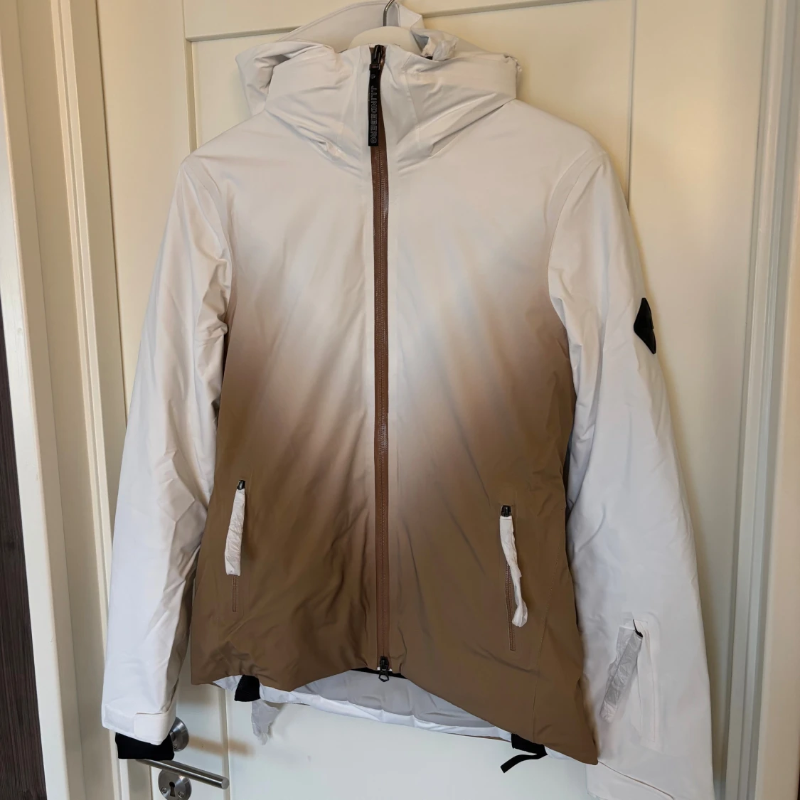 Vit och beige skidjacka från J.Lindeberg