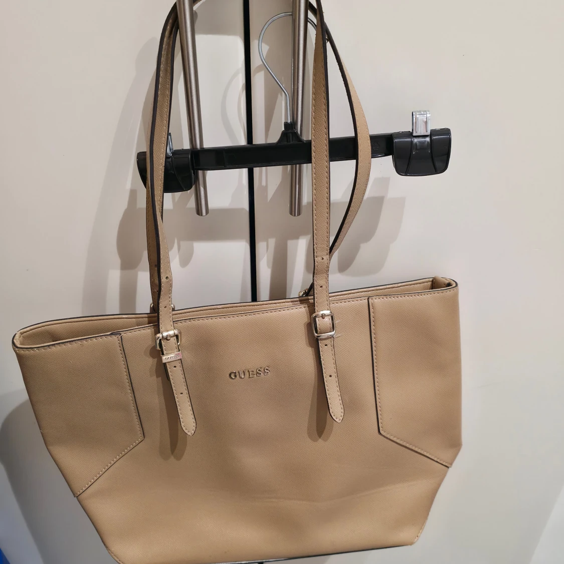 Beige axelväska från Guess