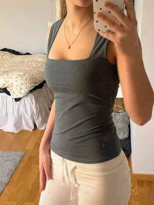 Ärmlös linnetopp med fyrkantig urringning  - Snygg grön grå ish linnetopp med fyrkantig urringning och tight passform💕 Priset kan diskuteras!