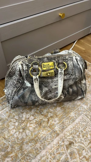 Vintage y2k väska - Fin väska, den har leopard på insidan. Defekter syns på bilden (speciellt handtaget). Skriv om frågor🩷