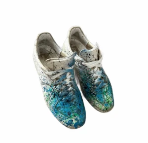 Maison margiela paint splatter - Unika sneakers med ett färgglatt mönster i blått och grönt. Skorna har en vit bas med snörning och en intressant sula. Perfekta för dig som vill sticka ut med din stil. Storlek 41 box ingår såklart!