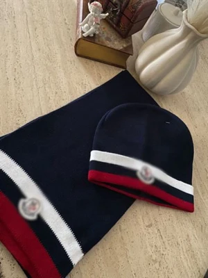  halsduk och mössa marinblå - Snyggt set med halsduk och mössa i marinblått, Perfekt accessoar för att hålla värmen och samtidigt se stilren ut.