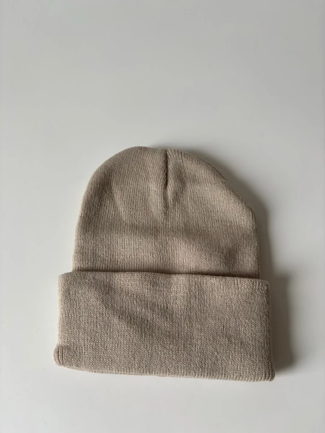 Beige stickad mössa 