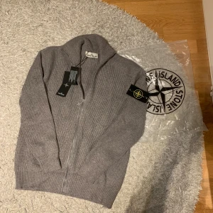 Stone Island zip tröja - Stone Island full zip tröja. Mycket fin. Oanvänd. Storlek M