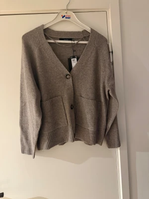 Kofta från Vero Moda - Helt ny kofta från Vero Moda. Beställde 2 storlekar och glömde att retunera den ena! Den är super fin och verkligen så skön☺️Storlek L