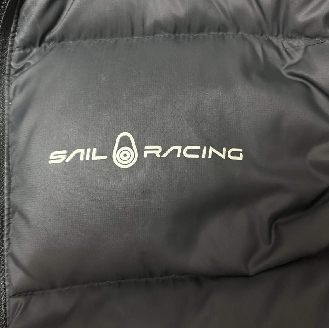 Svart dunjacka från Sail Racing - 4