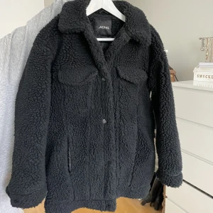 Svart jacka  - Svart Teddy jacka från monki, knappt använd, väldigt varm och skön. Storlek XS 💖💖💖
