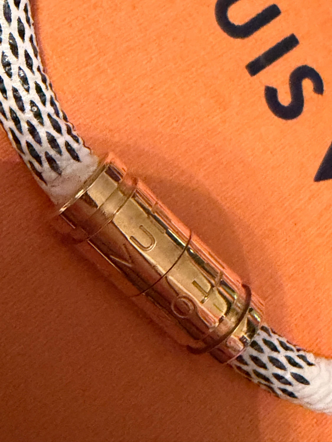  vitt armband med guldspänne - 1