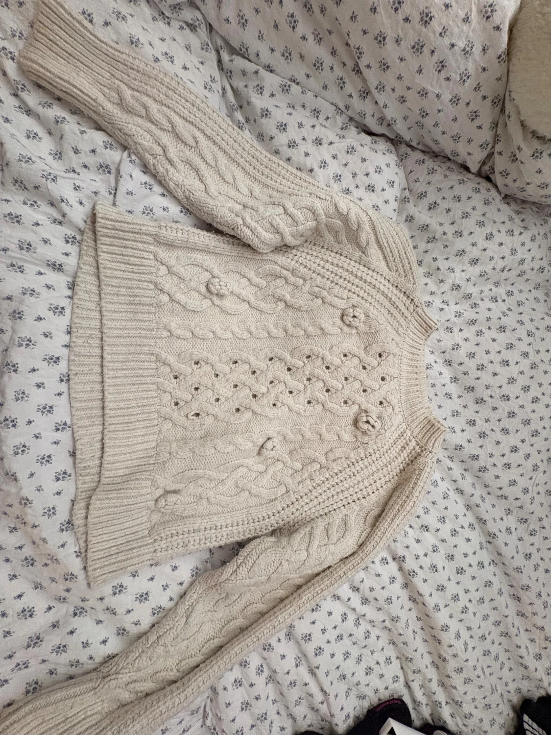 Beige stickad tröja från MNG