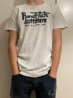 Vit t-shirt Abercrombie & Fitch - Vit T-Shirt från Abercrombie & Fitch | Storlek M | Mycket bra skick | Modellen på bilden är 173cm | Skriv vid funderingar!