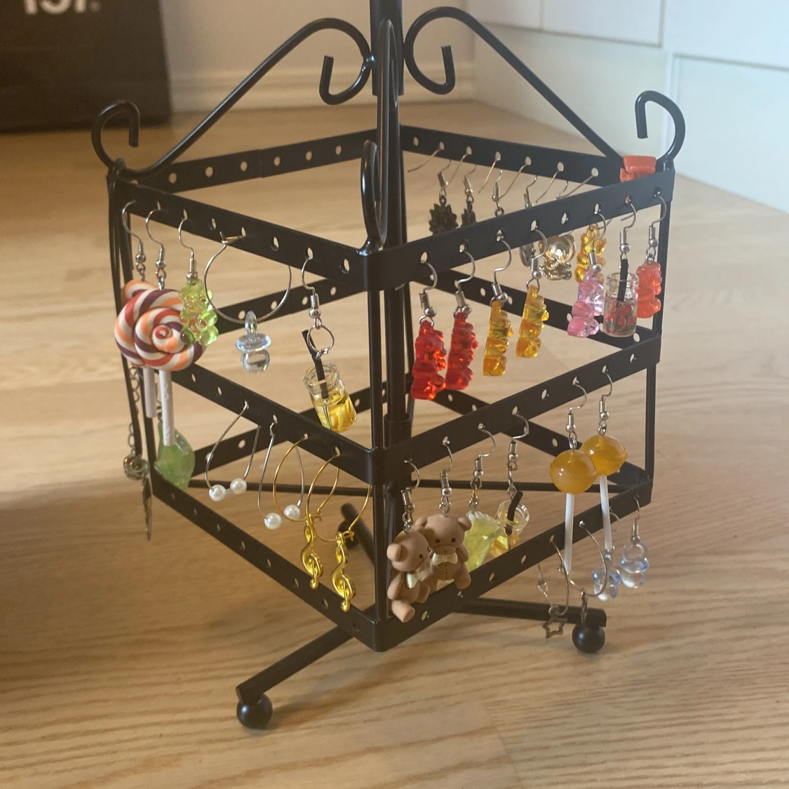 Smyckeset med örhängen och tillbehör - 4