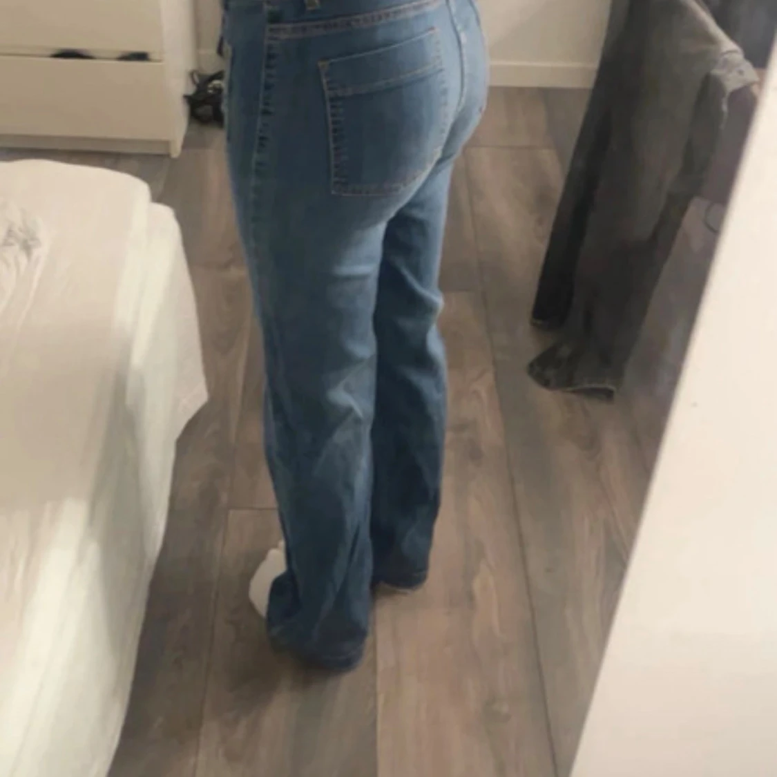 Blå jeans med raka ben och halv hög midja  - 1