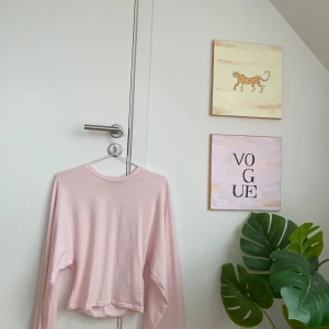 Ljusrosa långärmad tröja från lager 157 - Supersöt ljusrosa långärmad tröja från Lager 157, Modellen är croppad med rund halsringning och lite mer ”tight” runt midjan. Aldrig andvänd o säljer för jag gillar inte den på mig 🌸storlek XS