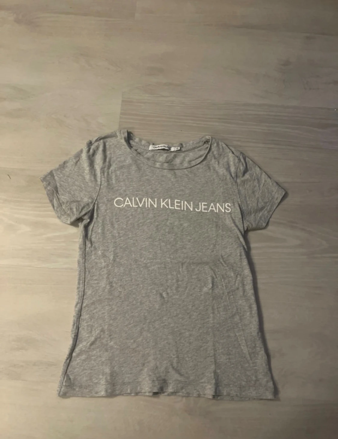 Grå t-shirt Calvin Klein Jeans XS