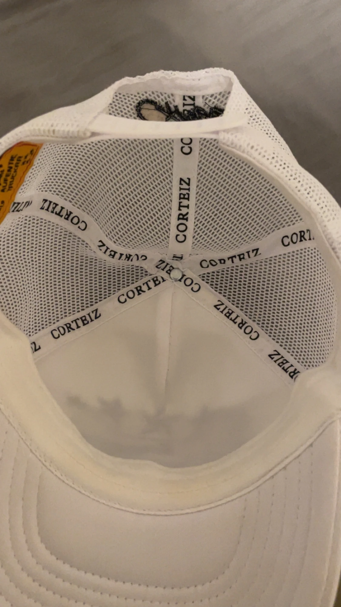 Vit Corteiz truckerkeps med mesh - 2
