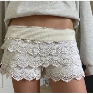 Spetsshorts - jättefina virkade off white spetsshorts!💓