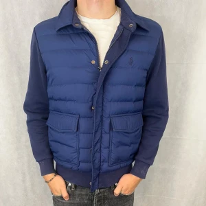 Ralph lauren cardigan  - Fint skick! Modellen på bilden är 185 och bär storlek M. Har använt den ungefär 5-8 gånger. Den passar även de som har storlek S