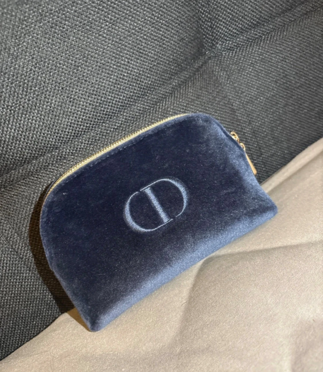 Mörkblå sammet kuvertväska från Dior