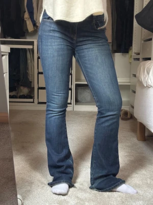 Blå bootcut jeans från Diesel - Snygga blå jeans från Diesel med klassisk bootcut och femficksdesign. Jeansen har låg midja och är tillverkade i stretchig denim med elastan för skön passform. Perfekt för dig som gillar en tidlös och cool look. Ganska använda, därav priset. 💙