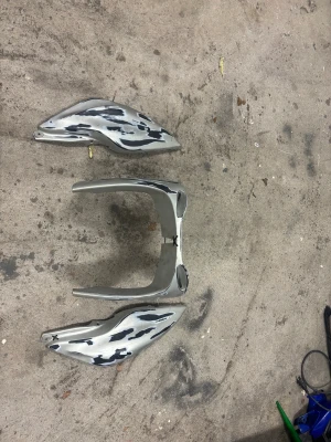 Yamaha aerox kåpor - Ej den i  mitten av grå kåporna