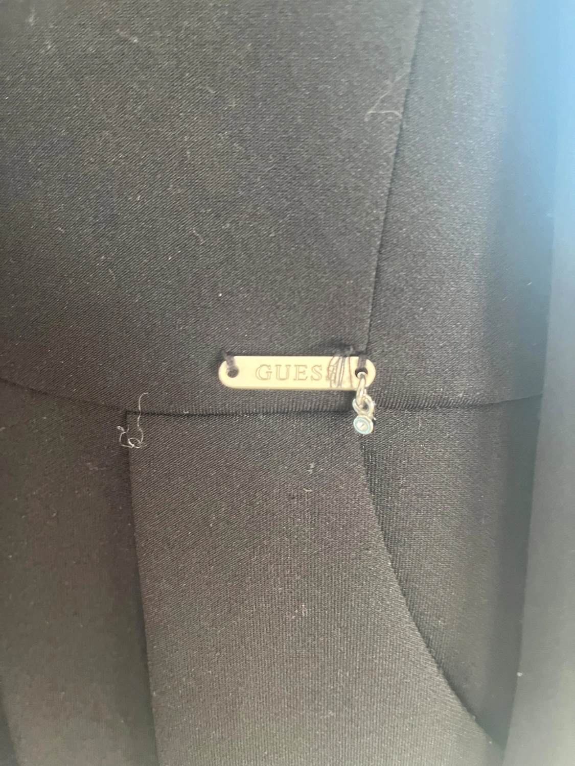 Svart kort klänning från Guess - 1