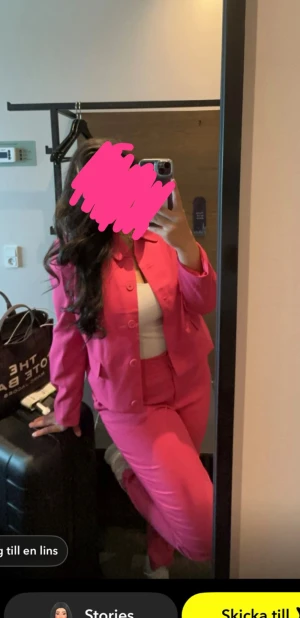 Rosa kostym med kavaj och byxor - Säljer en snygg rosa kostym med klassisk kavaj och matchande raka byxor. Kavajen har krage och knappar framtill, och byxorna har hög midja. Materialet känns som polyester och färgen är intensiv rosa, perfekt för dig som vill sticka ut. Från bubbleroom