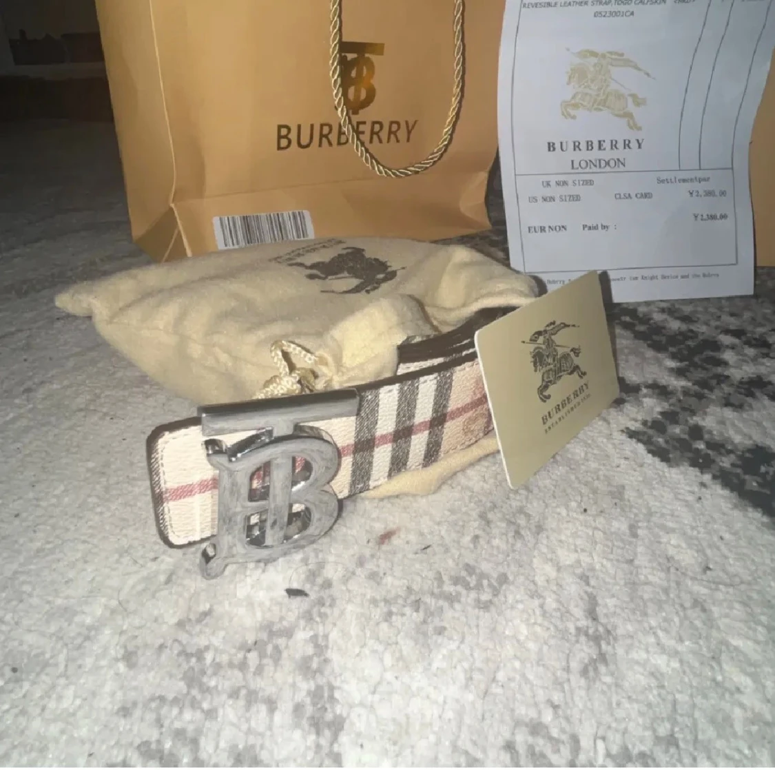 Burberry randigt bälte med silverdetalj