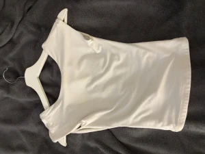 Vit ärmlös linnetopp med öppen rygg - Öppenrygg tröja från Gina tricot stolrke xs