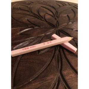 CAIA Bianca läppenna, ljusbrun. - Snygg läppenna från CAIA i nyansen Bianca. Pennan har en ljusbrun nyans och kommer i en stilren ljusrosa hylsa med lock. Perfekt för att definiera och markera läppen med precision. Aldrig använd!  