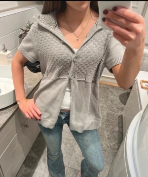 Supersöt stickad kortärmad kofta  - Supersöt kofta som knyts baktill 💞💞 står ingen storlek men skulle säga S/M