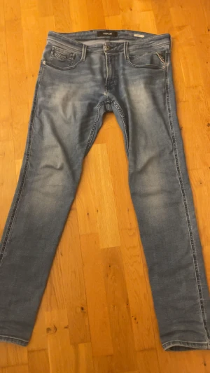 Replay Anbass jeans blå, storlek 34/34 - Tvärfeta blåa Replay jeans i storlek 34/34. Modellen på jeansen är anbass = Slim fit. Fråga gärna om du har frågor angående jeansen.
